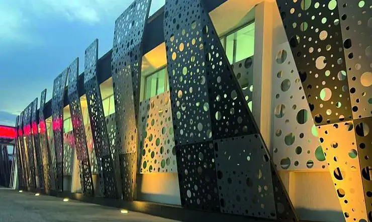 Fachada perforada iluminada