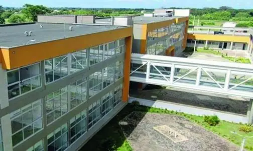Edificio con puente peatonal
