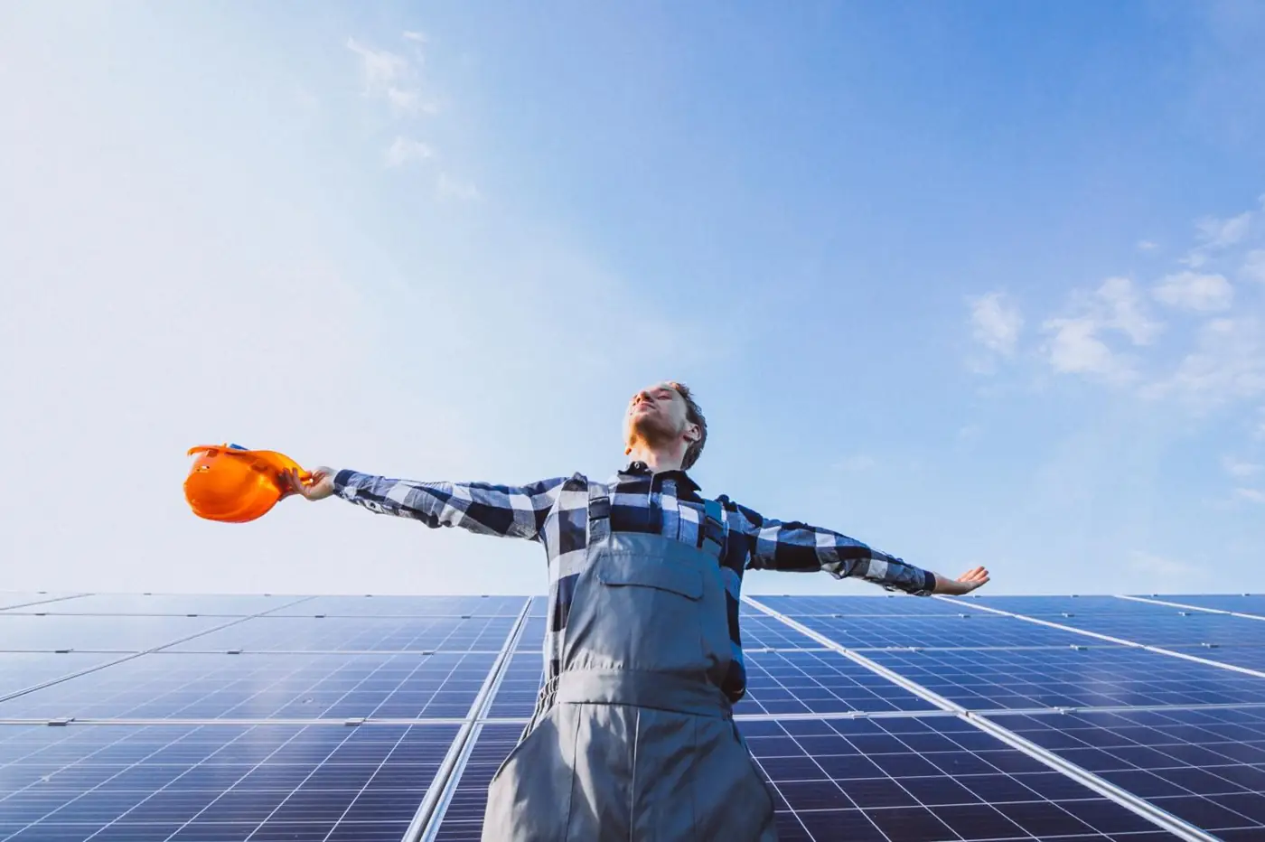 Técnico sobre paneles solares
